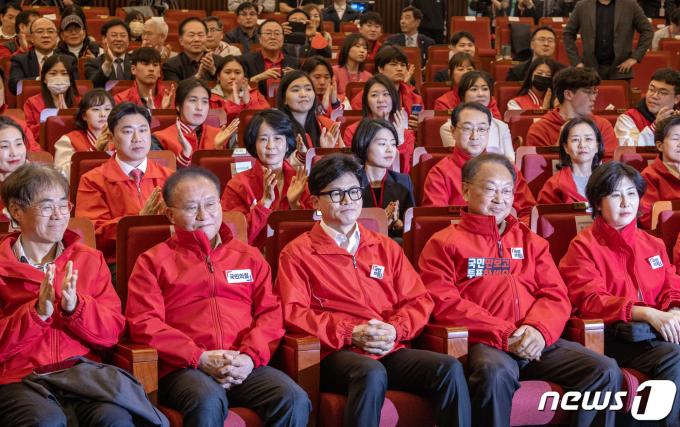 [사진] 출구조사 시청하는 국민의힘 지도부