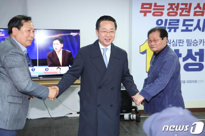[사진] 지지자들 손 잡은 박성준 후보