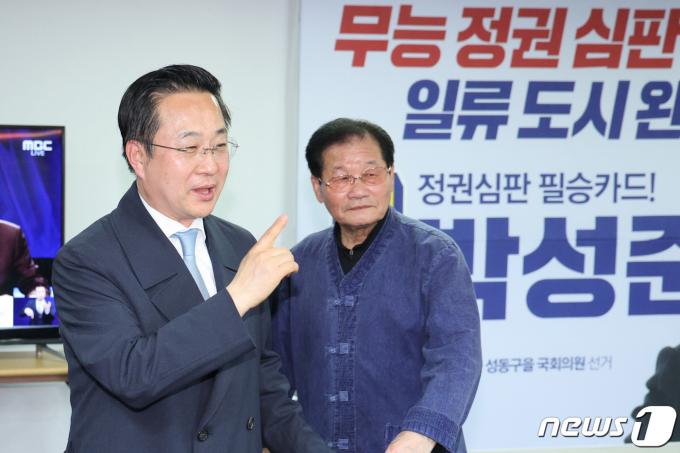 [사진] 지지자들 만나는 박성준 후보