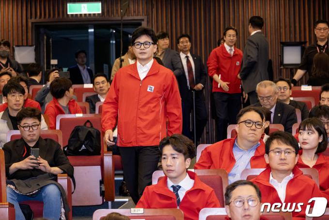[사진] 개표상황실 들어서는 한동훈