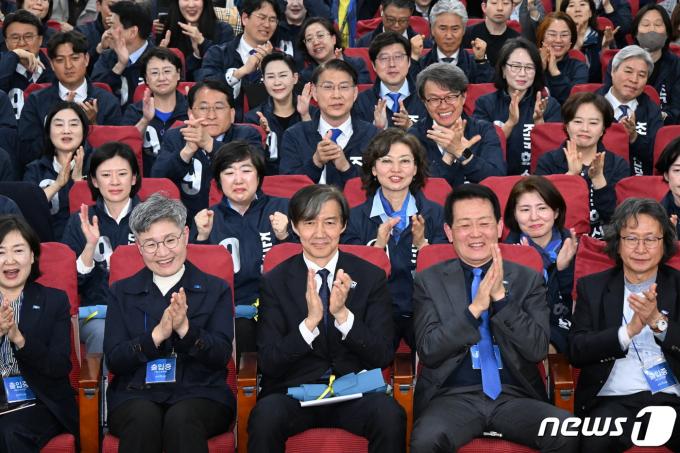 [사진] 웃음꽃 핀 조국혁신당
