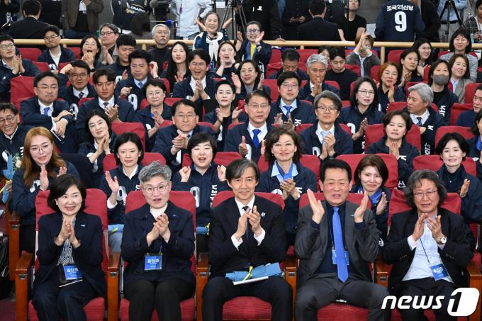 [사진] 환호성 터진 조국혁신당 개표상황실