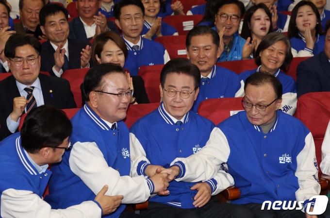 [사진] 출구조사 결과에 손잡는 이재명·이해찬·김부겸