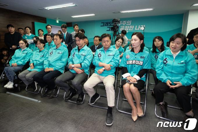 [사진] 새로운미래, 출구조사 결과에 '당혹'