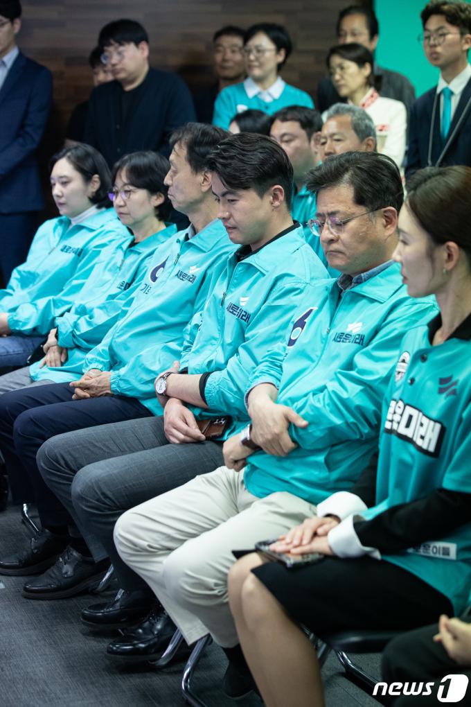 [사진] 침통한 분위기의 새로운미래 개표상황실