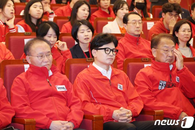 [사진] 침통한 표정으로 출구조사 결과 보는 한동훈 위원장