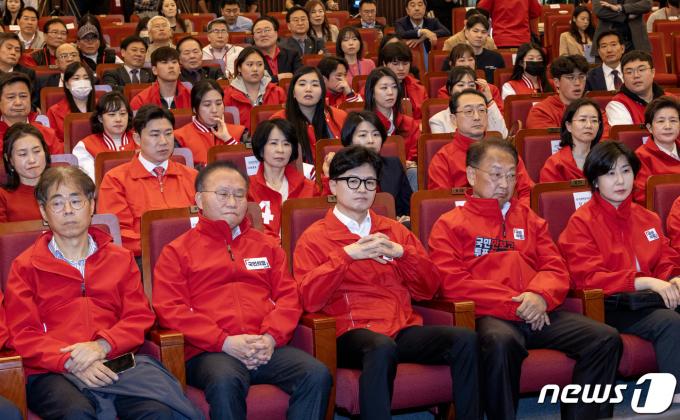 [사진] 개표 상황 보는 국민의힘