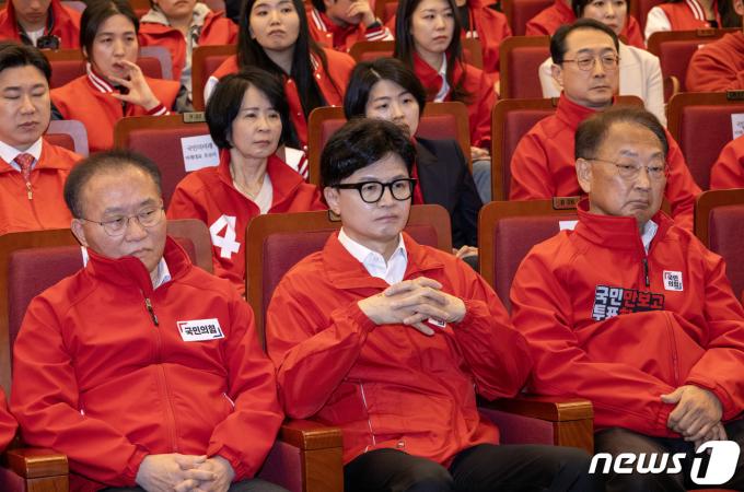 [사진] 개표 상황 지켜보는 한동훈 위원장