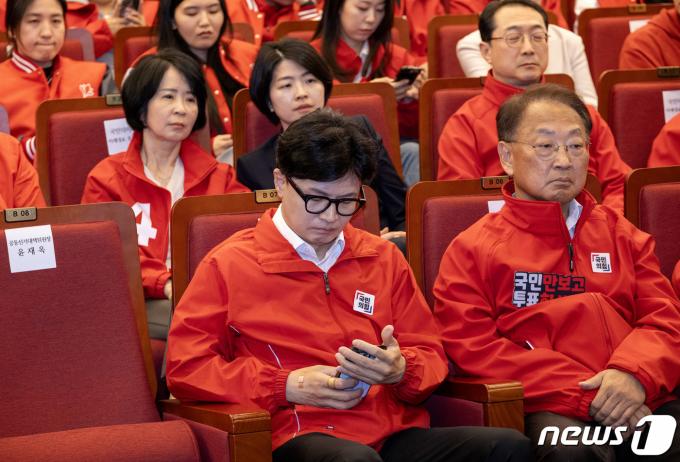 [사진] 스마트폰 확인하는 한동훈