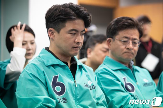 [사진] 굳은 표정의 오영환 새로운미래 총괄선대위원장