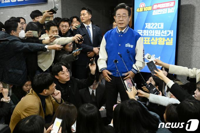 [사진] 취재진 질문에 답하는 이재명 대표