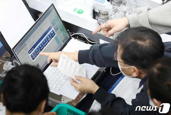 [사진] 꼼꼼하게 개표