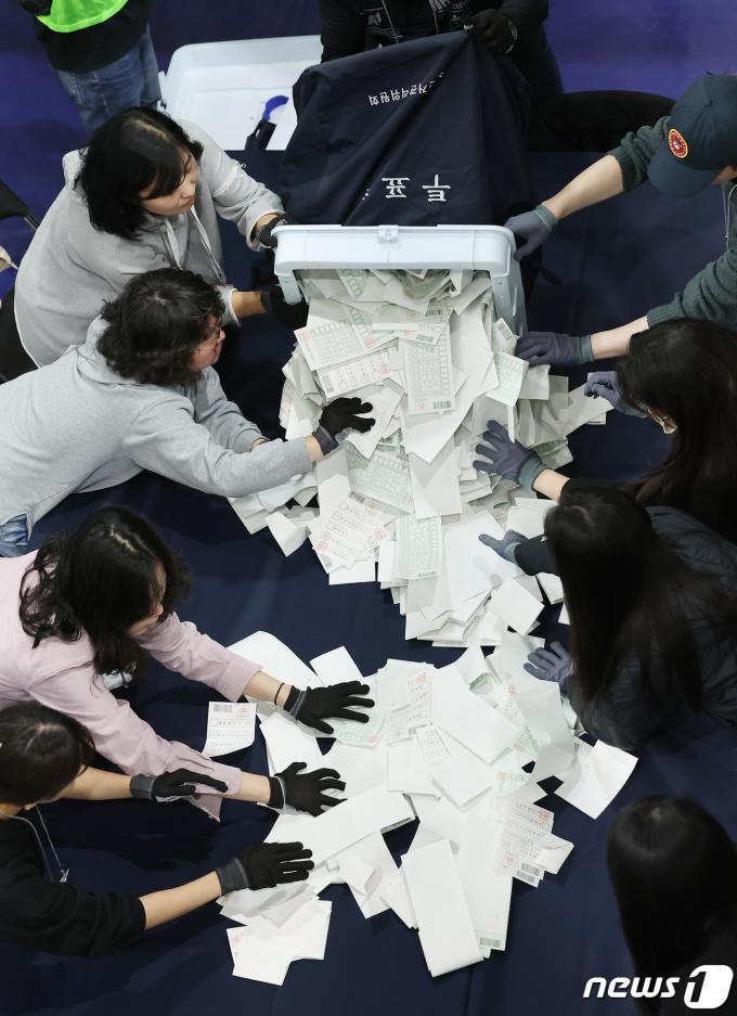 [사진] 22대 총선 투표함 개함
