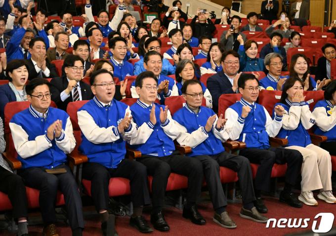 [사진] 박수치는 민주당