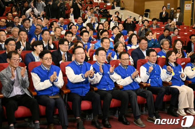 [사진] 박수치며 환호하는 민주당