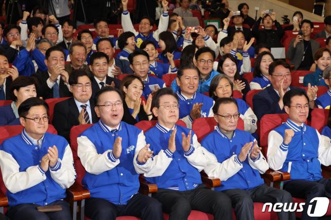 [사진] 더불어민주당, '출구조사 결과 압승에 환호'