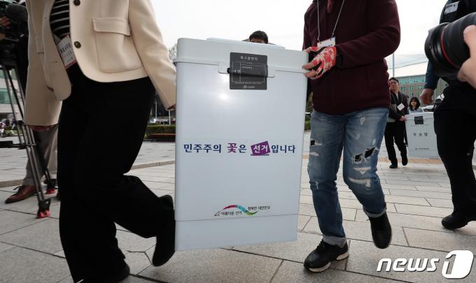 [사진] 개표소에 도착함 투표함
