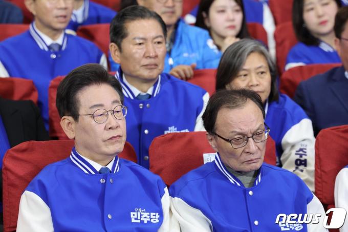 [사진] 출구조사 지켜보는 이재명·이해찬