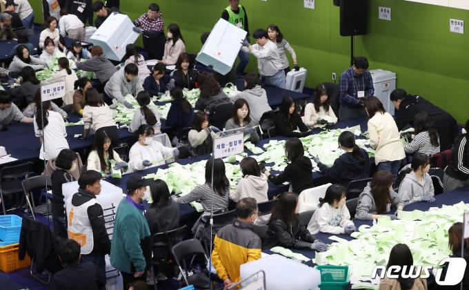 [사진] 22대 국회의원 선거 개표 시작