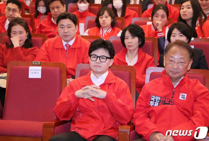 [사진] 출구조사 지켜보는 한동훈 위원장