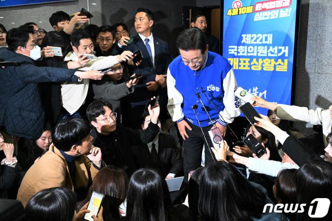[사진] 인사하는 이재명 대표
