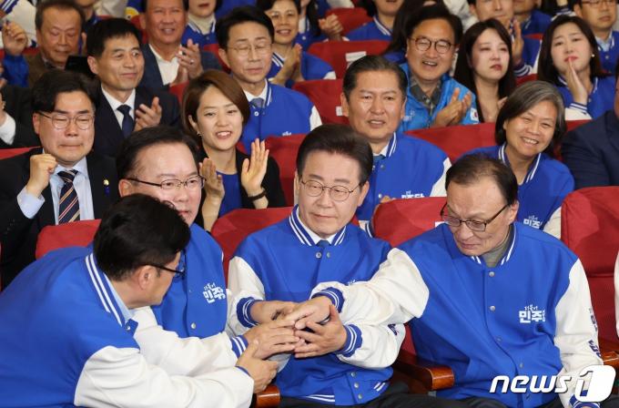 [사진] 환호하는 민주당