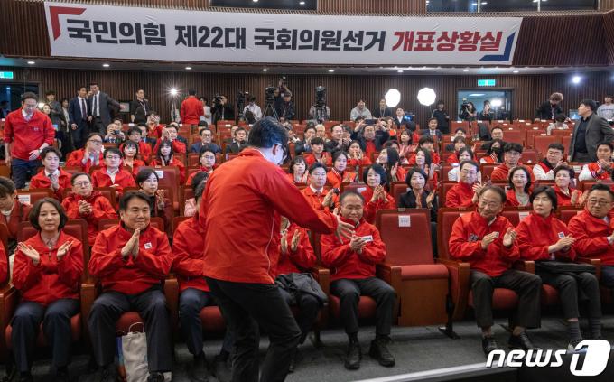 [사진] 개표상황실 들어서는 한동훈