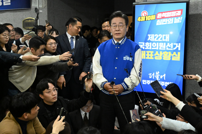 이재명 더불어민주당 대표가 10일 서울 여의도 국회 의원회관 대회의실에 마련된 재22대 국회의원선거 개표 상황실 앞에서 방송3사 출구조사 결과를 지켜본 뒤 취재진의 질문에 답변하고 있다. / 사진=공동취재 