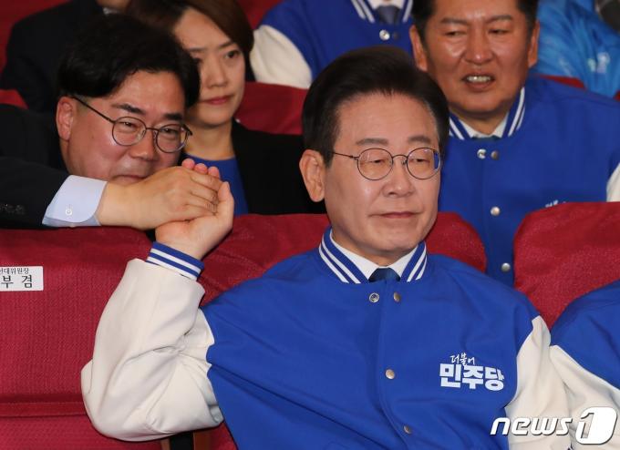 [사진] 손잡는 이재명·박찬대