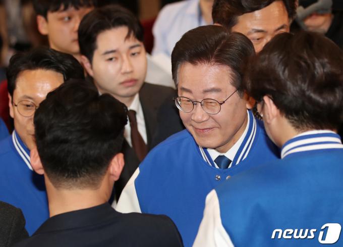 [사진] 밝은 표정으로 상황실 떠나는 이재명 대표