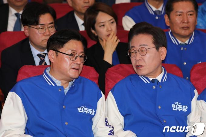 [사진] 대화 나누는 이재명·홍익표