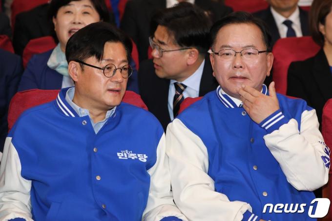 [사진] 대화 나누는 홍익표·김부겸