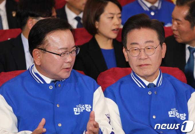 [사진] 대화 나누는 이재명·김부겸