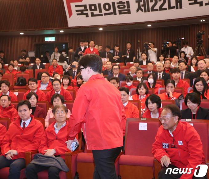 [사진] 침통한 표정을 지으며 상황실 나서는 한동훈