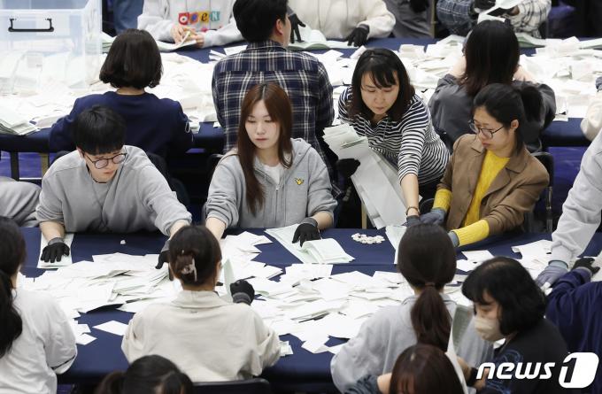 [사진] 분주한 개표소