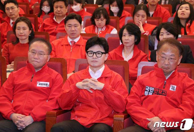 [사진] 개표상황 지켜보는 한동훈