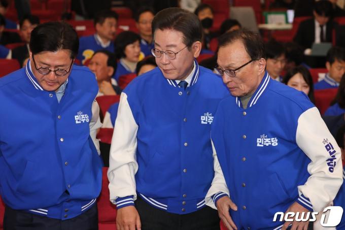 [사진] 개표상황실 나서는 이재명 대표