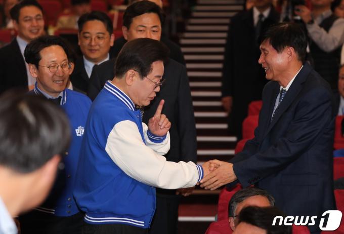 [사진] 참석자와 악수 나누는 이재명 대표