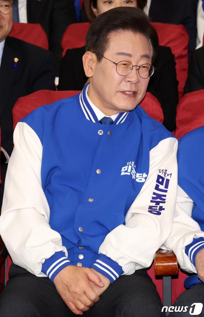 [사진] 밝은표정으로 출구조사 결과 지켜보는 이재명 대표