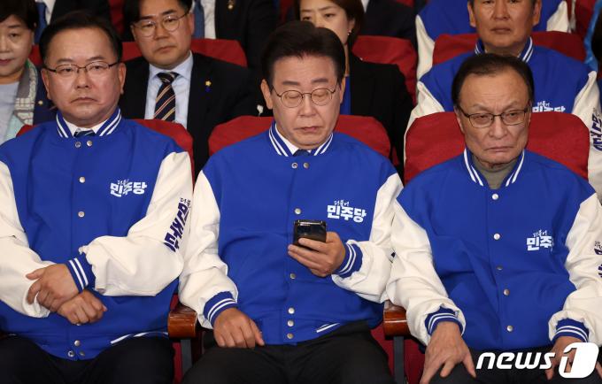 [사진] 휴대전화 살펴보는 이재명 대표