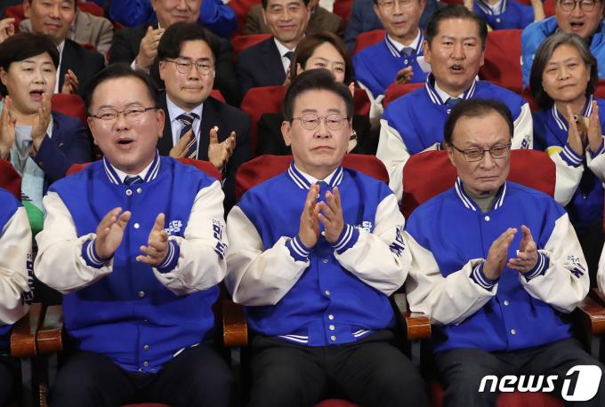 [사진] 출구조사 결과 지켜보는 민주당