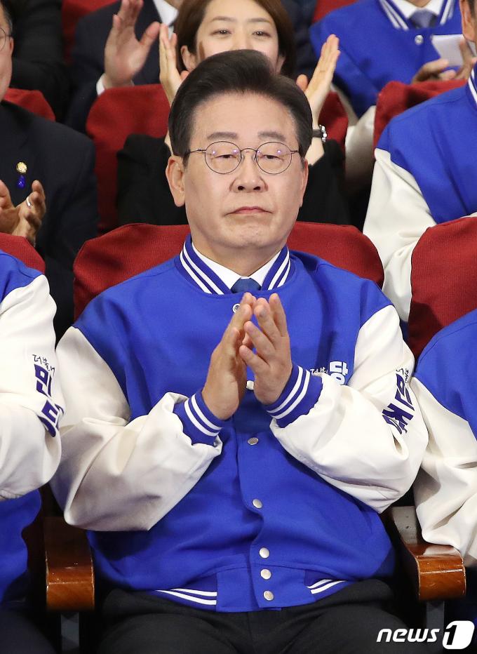 [사진] 박수치는 이재명 대표