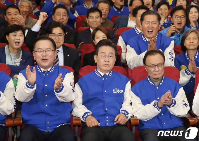 [사진] 환호하는 민주당
