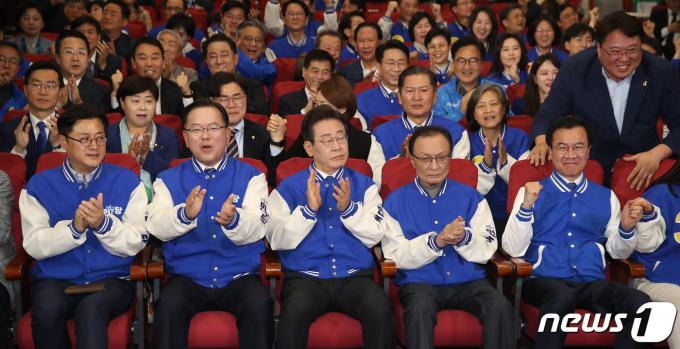[사진] 민주당 '출구조사 결과 압승'