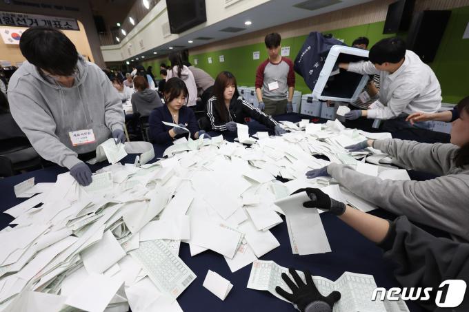 [사진] 분주한 투표지 분류 작업