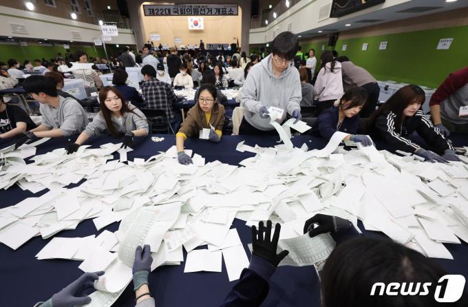 [사진] 개표 작업으로 분주한 개표소
