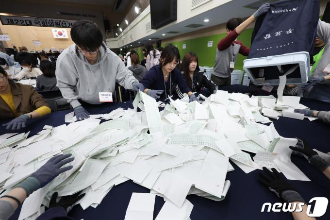 [사진] 쏟아지는 투표지