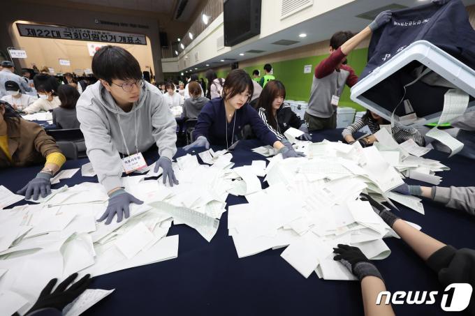 [사진] 쏟아지는 투표지