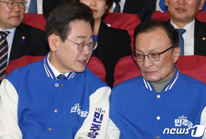 [사진] 이야기 나누는 이재명·이해찬