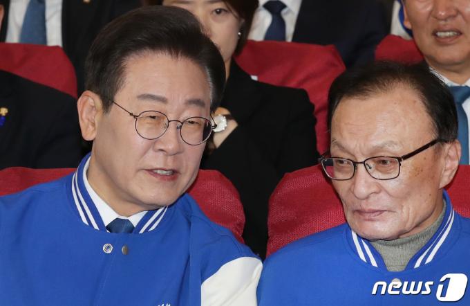 [사진] 대화 나누는 이재명·이해찬